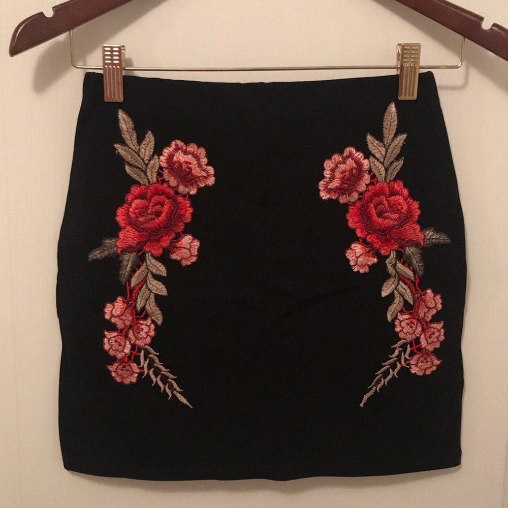 Women’s black mini skirt with floral embroidery